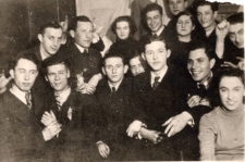 Izaak Trachtenberg (pierwszy rząd; drugi od lewej) i Abba Sloma (po prawej za kobietą) z przyjaci&oacute;łmi