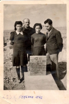 The grave of Eliezer Leyzer Wajs, Fergana, Uzbekistan, 1942. At the grave, from left to right: Chaja Helena (Hela) Trachtenberg, nee Wajs, Leib Lerer (the older man), Czarna Paliwoda, nee Wajs and Abraham Abram Wajs.
