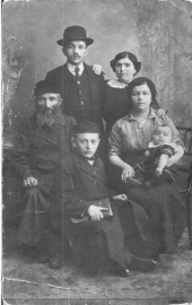 Rodzina Wajs: Majer (stojący mężczyzna), Estera z domu Huberman z dzieckiem Czarną Wajs, Szymon Jakub Wajs (ojciec Majera), chłopiec (brat Majera) i Rosa (siostra Majera).