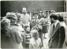 J&oacute;zef Gierczak z wnukami trzymający kwiaty