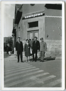 Józef Gierczak ze znajomymi przed restauracją "Zdrojową" w Nałęczowie