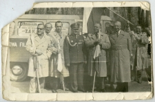 J&oacute;zef Gierczak ze znajomymi przed autobusem promującym Filharmonię Lubelską