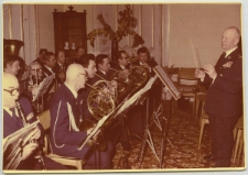 Józef Gierczak dyrygujący orkiestrą