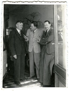 Zbigniew Kopczyński w salonie samochodowym