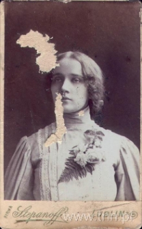 Młoda kobieta z r&oacute;żą