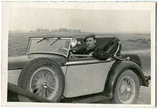 Kierowca w Mercedesie