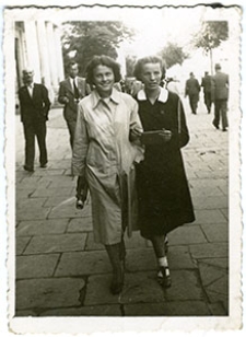 Wanda Kopczyńska ze znajomą