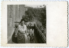Wanda Kopczyńska na balkonie