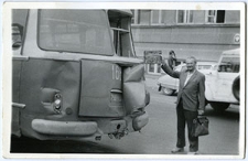 Zbigniew Kopczyński z rozbitym autobusem