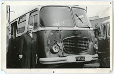 Zbigniew Kopczyński z rozbitym autobusem