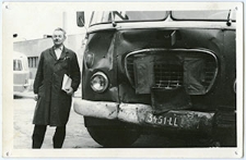 Zbigniew Kopczyński z rozbitym autobusem