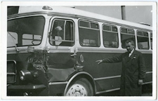 Zbigniew Kopczyński z rozbitym autobusem
