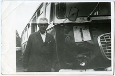 Zbigniew Kopczyński z rozbitym autobusem
