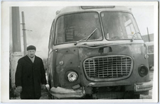 Zbigniew Kopczyński z rozbitym autobusem