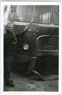 Zbigniew Kopczyński z rozbitym autobusem