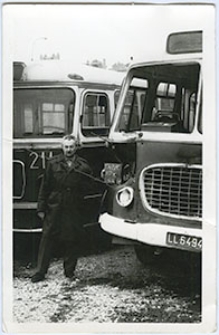 Zbigniew Kopczyński z rozbitym autobusem