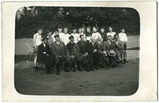 Zbigniew Kopczyński z cyklistami