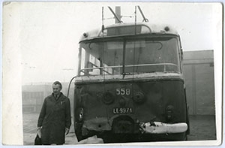 Zbigniew Kopczyński z rozbitym autobusem