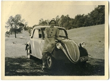 Kobieta przy samochodzie