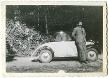 Mężczyzna obok samochodu