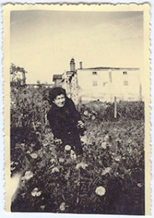Alfreda Paprocka w ogrodzie