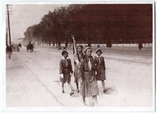 Poczet sztandarowy Szkoły Podstawowej nr 9 w Lublinie na Alejach Racławickich w Lublinie