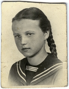 Maria Pietraszewska w szkolnym mundurku