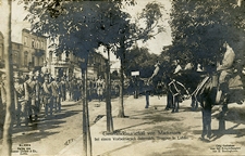 Feldmarszałek August von Mackensen podczas marszu oddziałów w Lublinie