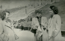 Siostry Szwajgier przed Zamkiem Lubelskim