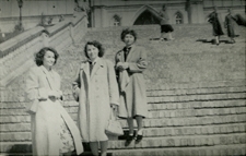 Siostry Szwajgier na schodach zamkowych