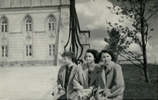 Siostry Szwajgier przed Zamkiem Lubelskim