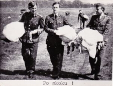 Cichociemni po oddaniu skoku ćwiczebnego