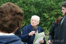 Jules Schelvis podczas zwiedzania byłego obozu zagłady w Sobiborze