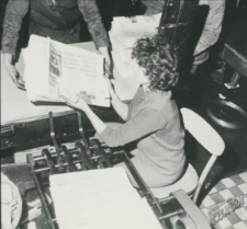 Lubelskie Zakłady Graficzne. Odbieranie gazety z maszyny drukującej II