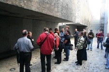 Zwiedzanie byłego obozu zagłady w Bełżcu