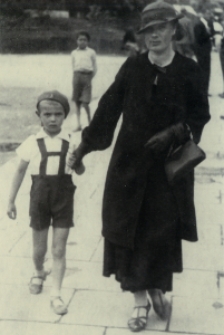 Stanisława Życińska z synem na Krakowskim Przedmieściu w Lublinie