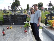 Lea Hirsch z synem Amitem przy grobie Antoniego Teklaka
