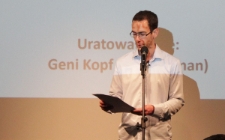 Amit Hirsch prezentuje historię swojej babci Gieni Kopf podczas ceremonii wręczenia medali i dyplom&oacute;w "Sprawiedliwy Wśr&oacute;d Narod&oacute;w Świata"