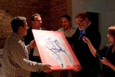 Ahmad Mohammadpour i Seyed Al iMoujani przekazuja obraz kaligraficzny dla miasta Lublin