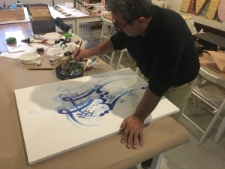 Ahmad Mohammadpour maluje obraz kaligraficzny dla miasta Lublina