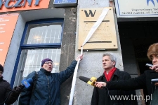 odsłonięcie tablicy poświęconej Annie Langfus na ścianie jej rodzinnego domu (ul. Lubartowska 24), 2 stycznia 2008