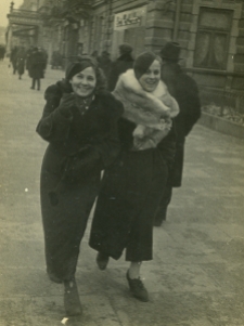 Spacerujące kobiety na Krakowskim Przedmieściu w Lublinie