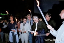 Władysław Panas czyta fragment prozy Brunona Schulza podczas wieczornego pochodu ulicami rodzinnego miasta pisarza, fot. Z. Milczarek