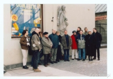 Urodziny Czechowicza. Podczas artystycznej inicjatywy zorganizowanej przez Teatr NN. Przed pomnikiem poety, 15 III 2001