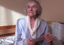 Fotografie rodzic&oacute;w i brata - Teresa Piątkowska - fragment relacji świadka historii [WIDEO]