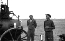 August Szefler przy obsłudze lokomobili