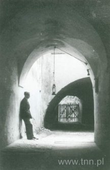 J&oacute;zef Czechowicz w podw&oacute;rku kamienicy przy ulicy Jezuickiej 19