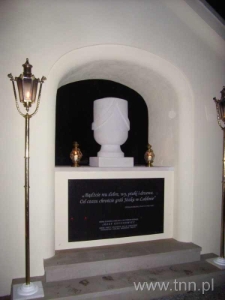 Napis na kolumbarium pochodzi z dzieła Czesława Miłosza, 67 rocznica śmierci J. Czechowicza, 09.09.2006