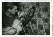 Janusz Karpiński z gitarą