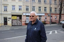 Janusz Karpiński na tle budynku dawnej Lubelskiej Fabryki Wag